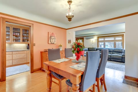 Charming Tudor-Style Apt Near Green Lake! Apartment in Green Lake