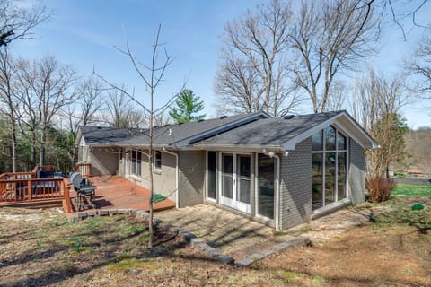 4 Mi to WKU: Hilltopper's Hideaway w/ Grills! House in Bowling Green