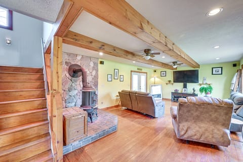 6-Acre Family-Friendly Getaway in Niles! House in Niles Charter Township