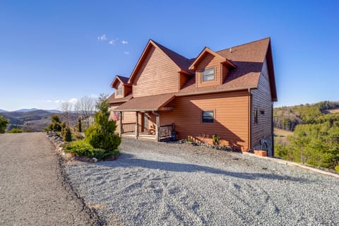 Mountain-View Deck: Group Getaway in Fleetwood House in Watauga