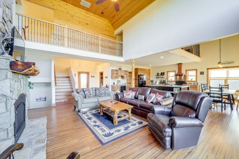 Mountain-View Deck: Group Getaway in Fleetwood House in Watauga