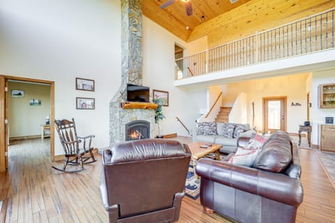 Mountain-View Deck: Group Getaway in Fleetwood House in Watauga