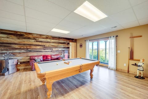 Mountain-View Deck: Group Getaway in Fleetwood House in Watauga