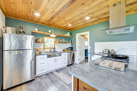 Walk to Beach: Creek-Front Sekiu Home w/ Fire Pit! House in Vancouver Island