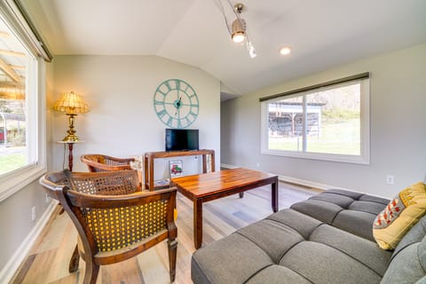 3 Mi to Caesars Casino: Indiana Retreat w/ Patio! House in Louisville