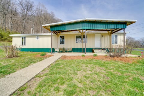 3 Mi to Caesars Casino: Indiana Retreat w/ Patio! House in Louisville