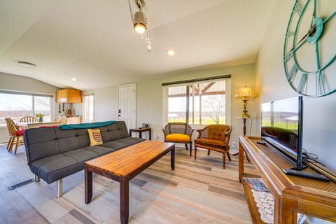 3 Mi to Caesars Casino: Indiana Retreat w/ Patio! House in Louisville