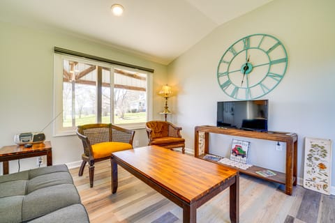 3 Mi to Caesars Casino: Indiana Retreat w/ Patio! House in Louisville