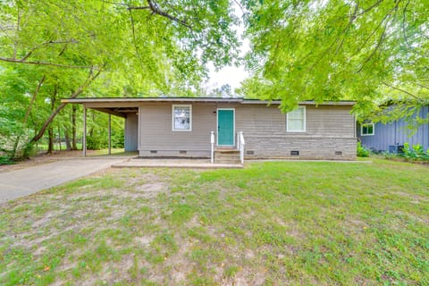 4 Mi to Dtwn: Dog-Friendly Fayetteville Home House in Fayetteville