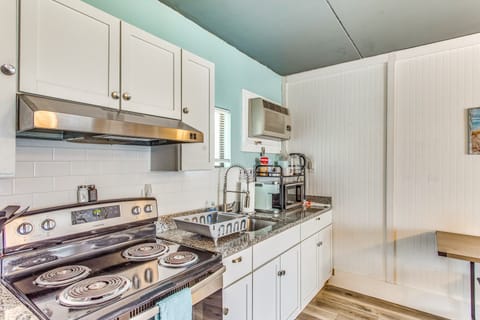 Steps to Sand: Remodeled North Myrtle Beach Condo! Apartment in North Myrtle Beach