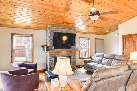 6 Mi to Dtwn Pella: Riverfront Cabin w/ Game Room! House in Iowa