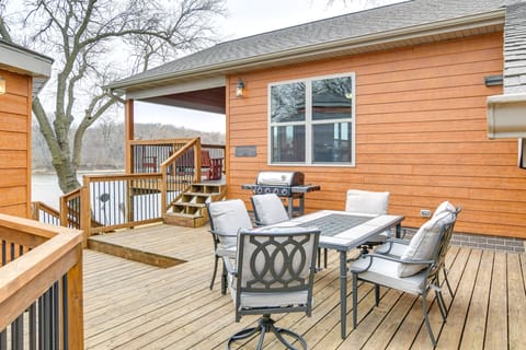 6 Mi to Dtwn Pella: Riverfront Cabin w/ Game Room! House in Iowa
