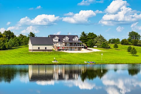 Pond Access & Fishing: 'Cedar Lodge' in Versailles House in Ozark Mountains