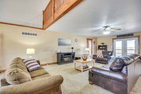 Pond Access & Fishing: 'Cedar Lodge' in Versailles House in Ozark Mountains