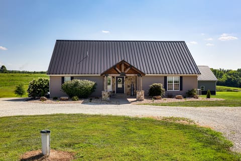 Pond Access & Fishing: 'Cedar Lodge' in Versailles House in Ozark Mountains
