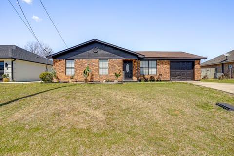 7 Mi to Lake Bridgeport: Home w/ Yard & Grill! House in Texas