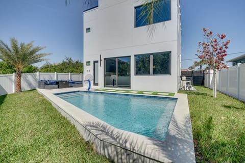 Walk to Shore: Modern Stunner in Ormond Beach! House in Ormond By The Sea