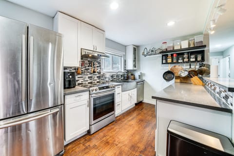 14 Mi to Dtwn Seattle: Sleek Home w/ Large Yard House in Renton