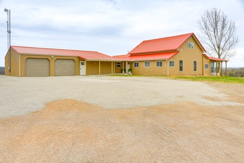 1 Mi to Table Rock Lake: Home w/ Furnished Patio! House in Table Rock Lake