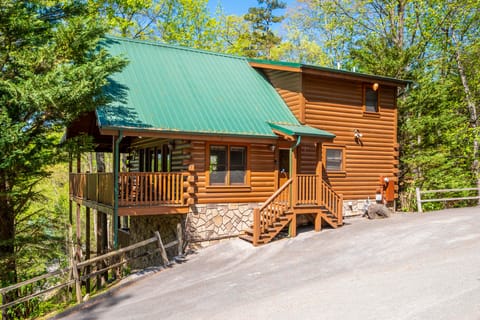 Hot Tub & Game Room: Log Cabin 2 Mi to Ripley’s! House in Gatlinburg