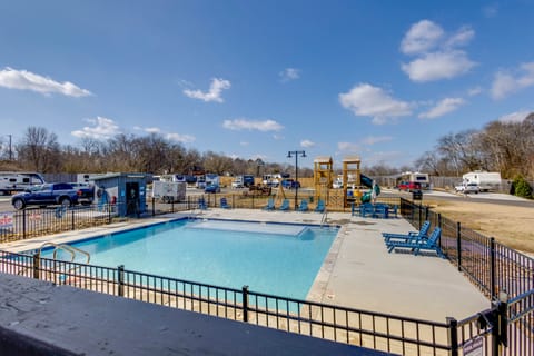 Fire Pit + Pool Access: Cozy Cabin in Sevierville! House in Sevierville