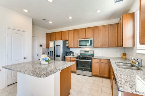 11 Mi to Beach: La Marque Home w/ Patio! House in La Marque