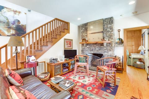 Dock, Canoe & Patio: Lakeside Cottage in Alabama Cottage in Alabama