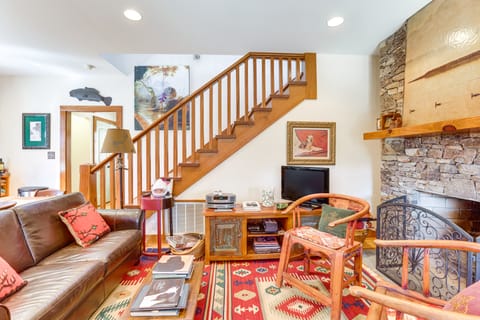 Dock, Canoe & Patio: Lakeside Cottage in Alabama Cottage in Alabama