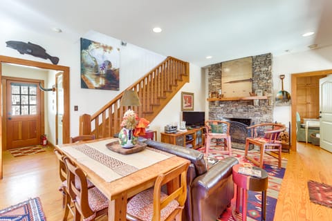 Dock, Canoe & Patio: Lakeside Cottage in Alabama Cottage in Alabama