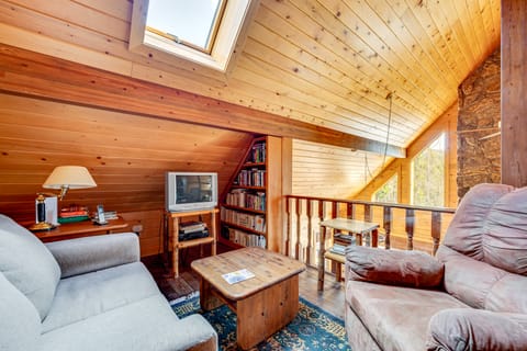 4 Mi to RMNP: Allenspark Cabin w/ Wraparound Deck! House in Allenspark