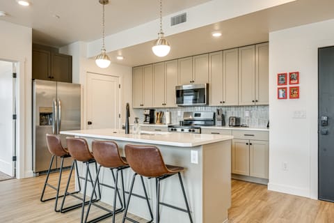 25 Mi to Zion: Rock 'n' Roll Condo w/ Mtn View! Apartment in Washington