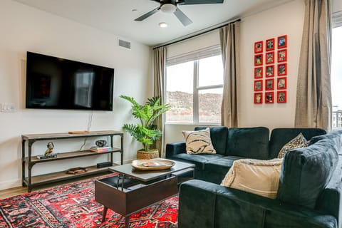 25 Mi to Zion: Rock 'n' Roll Condo w/ Mtn View! Apartment in Washington