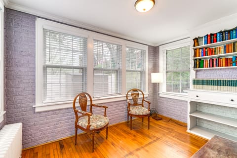 1 Mi to Dtwn Roanoke: Home w/ Yard & Mtn View! House in Roanoke