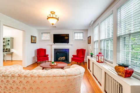 1 Mi to Dtwn Roanoke: Home w/ Yard & Mtn View! House in Roanoke