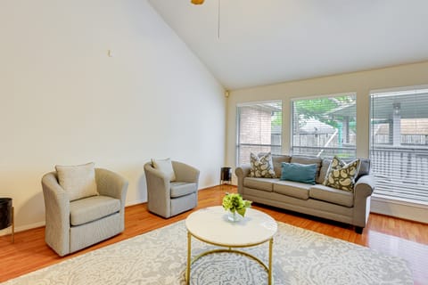 Private Yard + Gazebo: Quiet Houston Home House in Houston