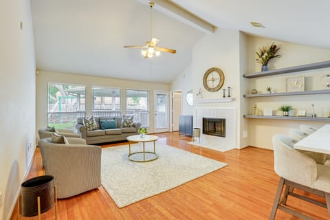 Private Yard + Gazebo: Quiet Houston Home House in Houston