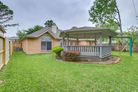 Private Yard + Gazebo: Quiet Houston Home House in Houston