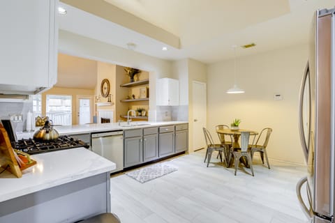 Private Yard + Gazebo: Quiet Houston Home House in Houston