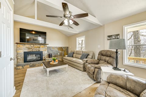 Water-View Deck: Home on Dale Hollow Lake House in Tennessee