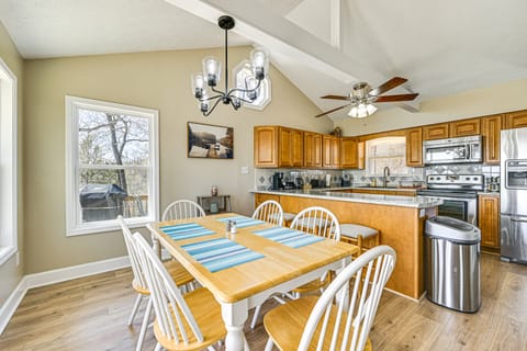 Water-View Deck: Home on Dale Hollow Lake House in Tennessee