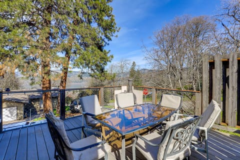 Hot Tub & Decks: Central Hood River Townhome! Apartment in Hood River
