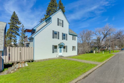 Hot Tub & Decks: Central Hood River Townhome! Apartment in Hood River