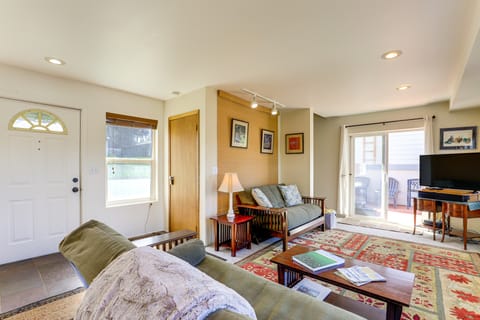 Hot Tub & Decks: Central Hood River Townhome! Apartment in Hood River