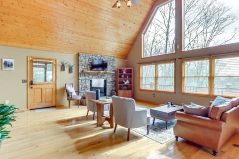 5 Mi to Cherokee Lake: Pet-Friendly Cabin w/ Deck! House in Tennessee