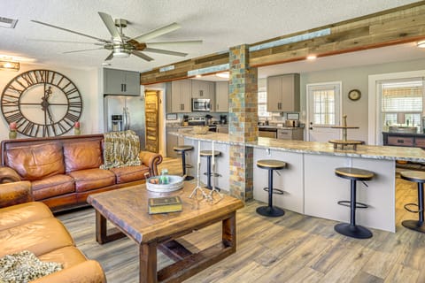 Fall & Football Vibes: Titus Retreat w/ Game Room House in Alabama