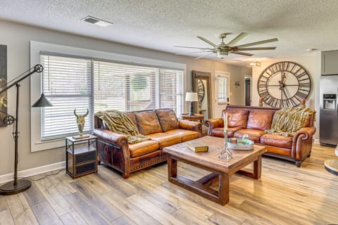 Fall & Football Vibes: Titus Retreat w/ Game Room House in Alabama