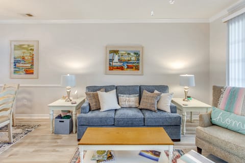 Resort Pool & Golf: Centrally Located NMB Retreat! Apartment in North Myrtle Beach