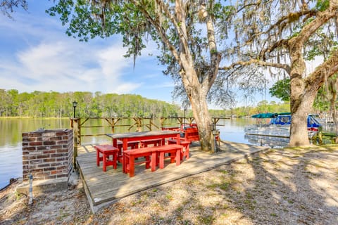 Dock & Fire Pit: Scenic Studio on Suwannee River! Apartment in Florida