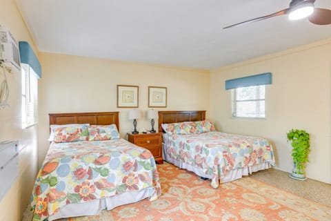 Dock & Fire Pit: Scenic Studio on Suwannee River! Apartment in Florida