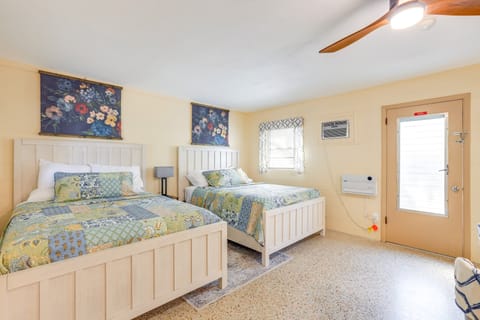 Lanai & Fire Pit: Riverfront Studio in Chiefland! Apartment in Florida